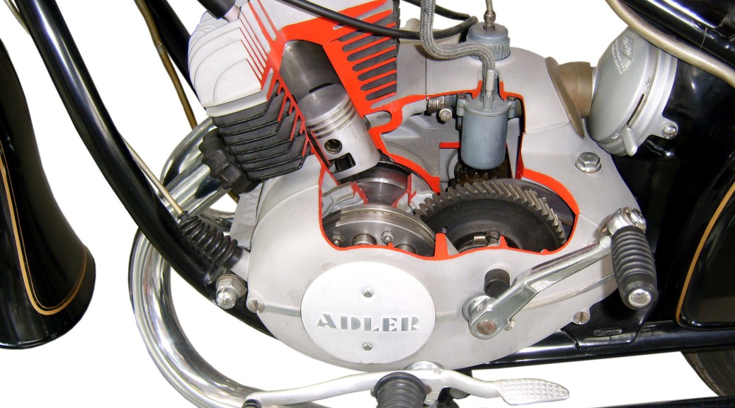 Adler MB 250 als Schnittmodell mit Blick in das Getriebe und auf den Kolben
