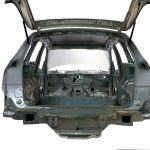 Blick auf die Rohkarosserie des Audi Q5 von hinten in das Fahrzeug
