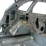 Blick in die Rohkarosserie des Audi Q5 durch die geöffnete Kofferklappe