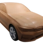 Clay-Model des BMW 3er freigestellt und von vorne rechts aus fotografiert