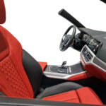 Fotografiert ist eine BMW Sitzkiste mit dem Beifahrersitz, der rot bezogenes Leder hat