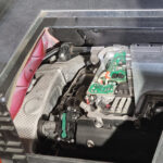 Schnittmodell E-Motor-Getriebe-Einheit im Kofferraum des BMW iX xDrive40