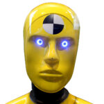Der Kopf eines Crash-Test-Dummies wurde frei gestellt und ist mit extra leuchtenden Augen fotografiert worden.