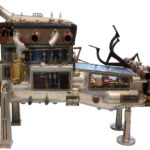 Fotografiert ist das Schnittmodell eines Motors mit angeflanschtem Getriebe von der linken Seite, Motor und Getriebe stammen von 1911.