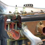 Fotografiert ist ein Schnittmodell eines alte Reihenmotors und im Detail sind die stehenden Ventile zu erkennen.