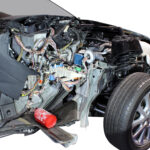 Fotografiert ist ein geschnittener Mazda 3. Abgebildet ist die Elektronik im Fahrgastraum anhand von hunderten von Kabeln.