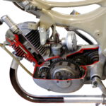 Moped Simson SR2 im Schnitt: Hier ist der luftgekühlte Einzylinder-Motor und das Zwei-Gang-Getriebe zu sehen. Beide Baugruppen sind aufgeschnitten.