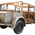 Fotografiert ist ein Skoda 430 von hinten rechts, der noch nicht fertig restauriert ist.