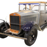 Das Foto zeigt den nur teilweise restaurierten Skoda 430 von vorne links, so dass die bereits fertig beplankte linke Seit zu sehen ist.