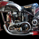 Foto von der linken Seite auf ein Schnittmodell des Motorrades Triumph 5T SpeedTwin.