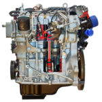 Fotografiert ist der Reihenmotor EA111 von der Seite. Der Motor ist ein Schnittmodell, so dass die Kolben und die Pleuel im Motorblock sichtbar sind.