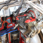 Fotografiert ist das Schnitt-Modell eines VAG Ottomotors. Gezeigt wird der aufgeschnittene Turbolader sowie ein Einblick in den Zylinderkopf und den Motorblock.