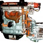 Blick in das Schnittmodell eines VW Golfmotors mit angeflanschtem Getriebe