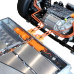 Schnittfoto der geschnittenen Antriebsbatterie und der Hinterachse des MEB von VW. Zu sehen sind die Batteriepakete.