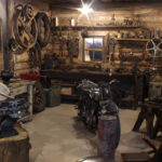 Foto von einer nachgebauten Motorradwerkstatt von vor etwa 100 Jahren.