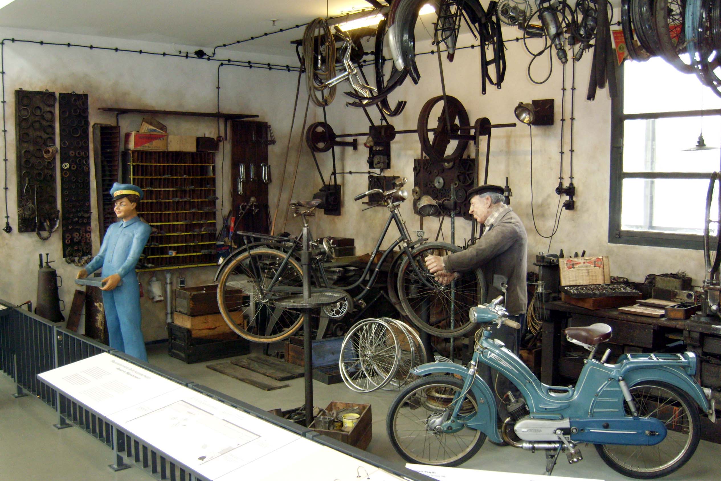Blick in die linke Hälfte einer nachgestellten nostalgischen Zweiradwerkstatt
