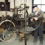 In dieser nostalgischen Zweiradwerkstatt werden gerade die Speichen eines Fahrrades kontrolliert